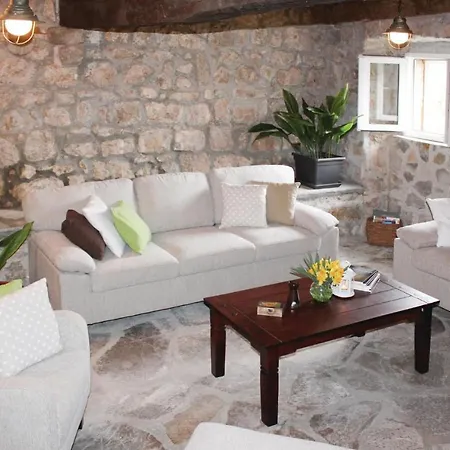 Three-bedroom In Brotnice *