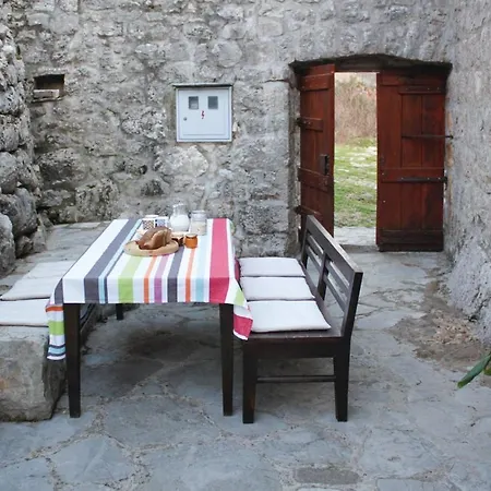 Casa de Férias Three-bedroom In Brotnice